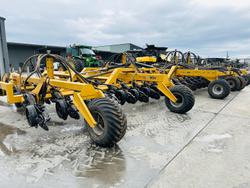 2013 SERAFIN ULTISOW S18 60 BI FOLD SINGLE DISC AIR SEEDER Used YELLOW