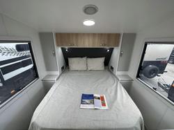 2025 Supreme 1800_R_K1e3_S Classic Tourer 18'