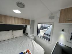 2025 Supreme 1800_R_K1e3_S Classic Tourer 18'