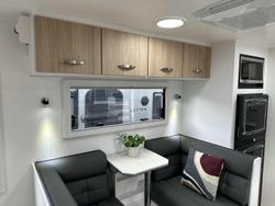 2025 Supreme 1800_R_K1e3_S Classic Tourer 18'