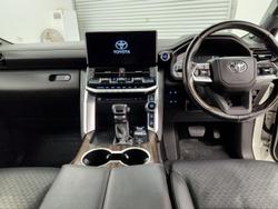 2022 Toyota Landcruiser Sahara FJA300R 4X4 Dual Range Crystal Pearl