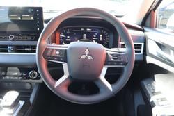 2025 Mitsubishi Outlander ES