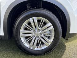 2024 Mitsubishi
                Outlander ES