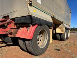 2010 Kenworth
T402 Truck & Dog Trailer Package