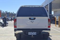 2019 Nissan
                Navara ST