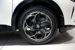 2025 Alfa Romeo Junior Ibrida