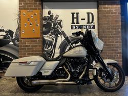 Harley-Davidson Street Glide ST 117 (flhxst)