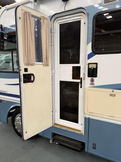 2004 Winnebago Explorer 2584