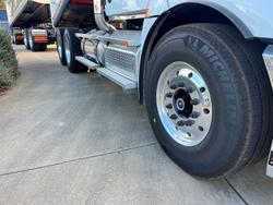 2024 Freightliner Cascadia 126 Tipper White