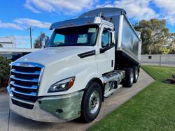 2024 Freightliner Cascadia 126 Tipper White