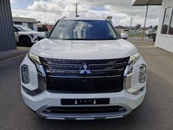 2022 Mitsubishi
Outlander LS