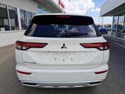 2022 Mitsubishi
Outlander LS