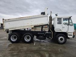 1990 Mitsubishi Tipper