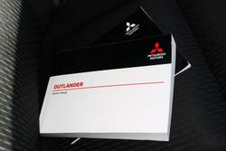 2022 Mitsubishi
Outlander LS