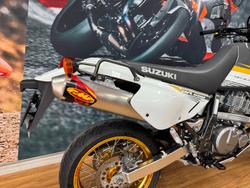 2015 Suzuki DR650SE WHITE/GOLD