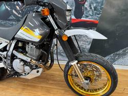2015 Suzuki DR650SE WHITE/GOLD