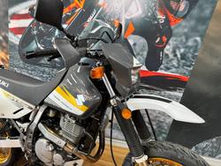 2015 Suzuki DR650SE WHITE/GOLD