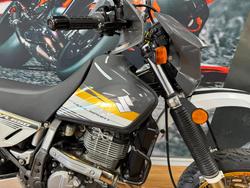 2015 Suzuki DR650SE WHITE/GOLD