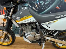 2015 Suzuki DR650SE WHITE/GOLD