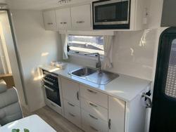 2025 Leader Caravans 2110_C_K1e15b_T Xpedition 21'6 3 Bunk