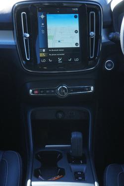 2020 Volvo
                XC40 T4 Momentum