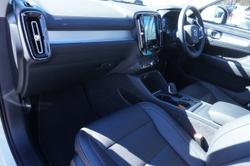 2020 Volvo
                XC40 T4 Momentum