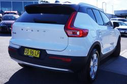 2020 Volvo
                XC40 T4 Momentum