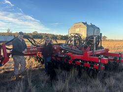 0 SERAFIN ECOSOW 632 SINGLE DISC SEEDER WITH GASON BIN NEW RED