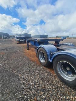 2005 Barker Tri/A Rollback Skel Trailer