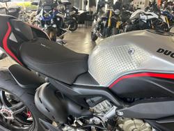 2022 Ducati Streetfighter V4 SP Streetfighter Black