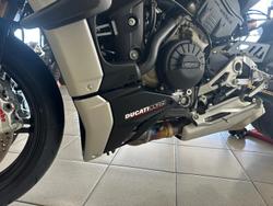 2022 Ducati Streetfighter V4 SP Streetfighter Black