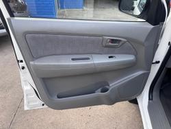 2009 Toyota Hilux SR GGN15R MY09 4x2 Glacier White