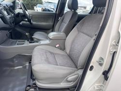 2009 Toyota Hilux SR GGN15R MY09 4x2 Glacier White
