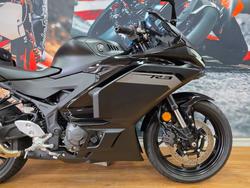 2025 Yamaha YZF-R3 Black