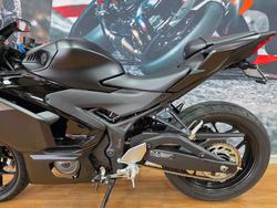 2025 Yamaha YZF-R3 Black