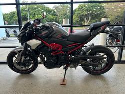 2025 Kawasaki Z900 (ZR900) BLACK