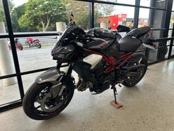 2025 Kawasaki Z900 (ZR900) BLACK