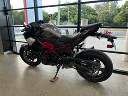 2025 Kawasaki Z900 (ZR900) BLACK
