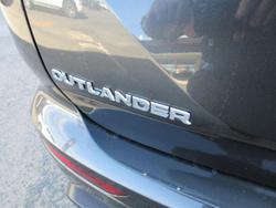 2025 Mitsubishi Outlander ES