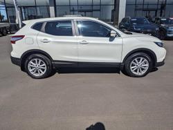 2017 Nissan
                QASHQAI ST