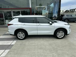 2022 Mitsubishi Outlander LS