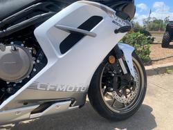 2025 CFMOTO 500 SR VOOM NEBULA WHITE