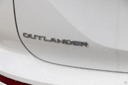 2025 Mitsubishi Outlander ES ZM MY25 AWD White