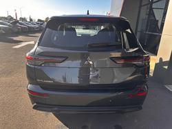 2025 Mitsubishi Outlander ES