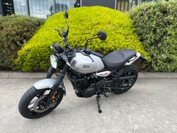 2025 Royal Enfield Guerrilla 450 Smoke Silver