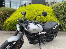 2025 Royal Enfield Guerrilla 450 Smoke Silver