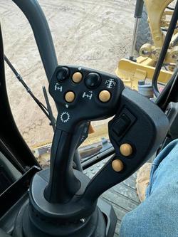 2016 Caterpillar
140M3