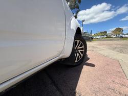 2011 Nissan Navara RX D40 4X4 Dual Range Polar White