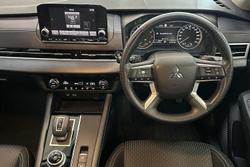 2023 Mitsubishi Outlander ES