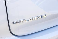 2025 Mitsubishi Outlander ES ZM MY24 White Diamond